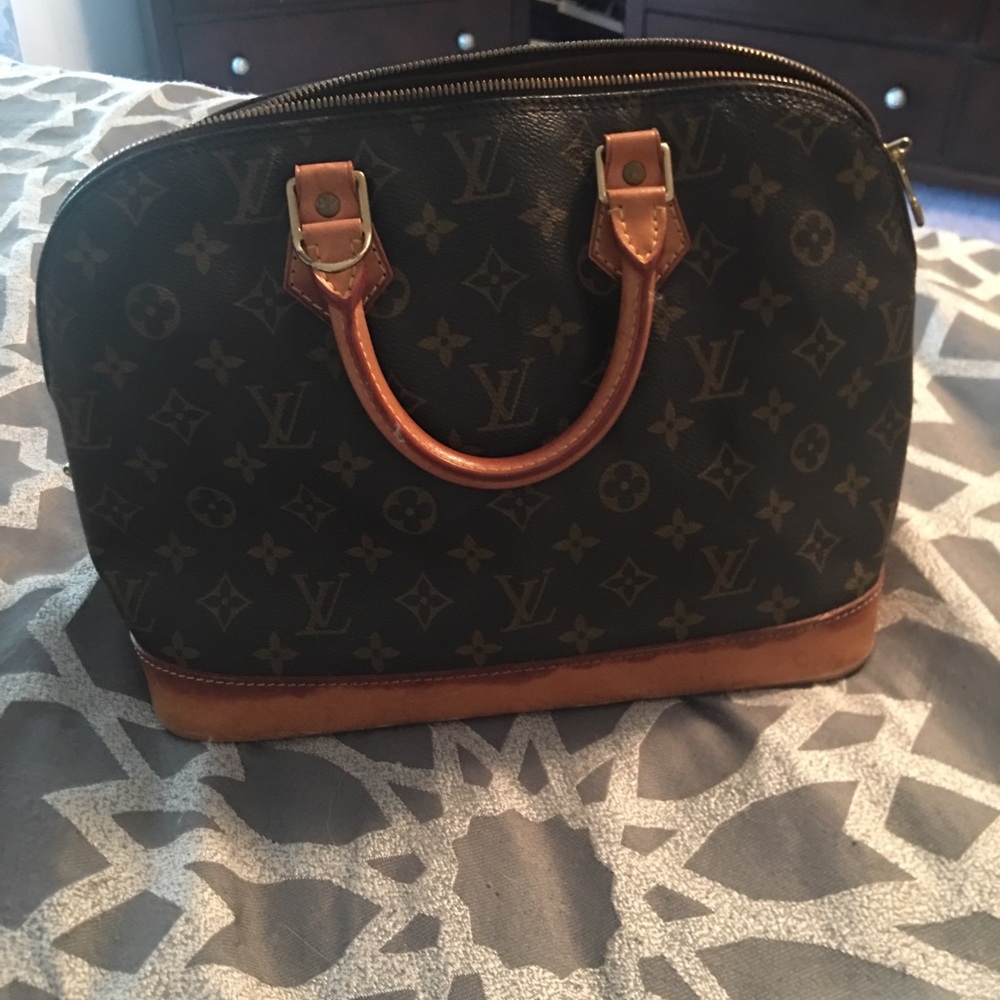Louis Vuitton alma Handbag